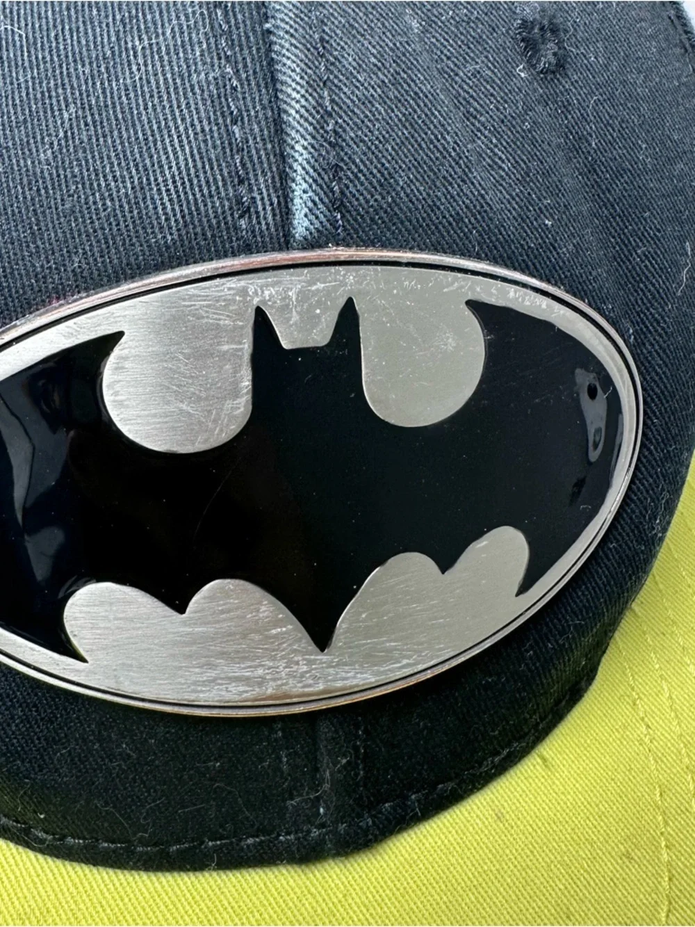 DC Comics 100% Cotton Batman Metal Badge Snapback Hat - Black and Yellow